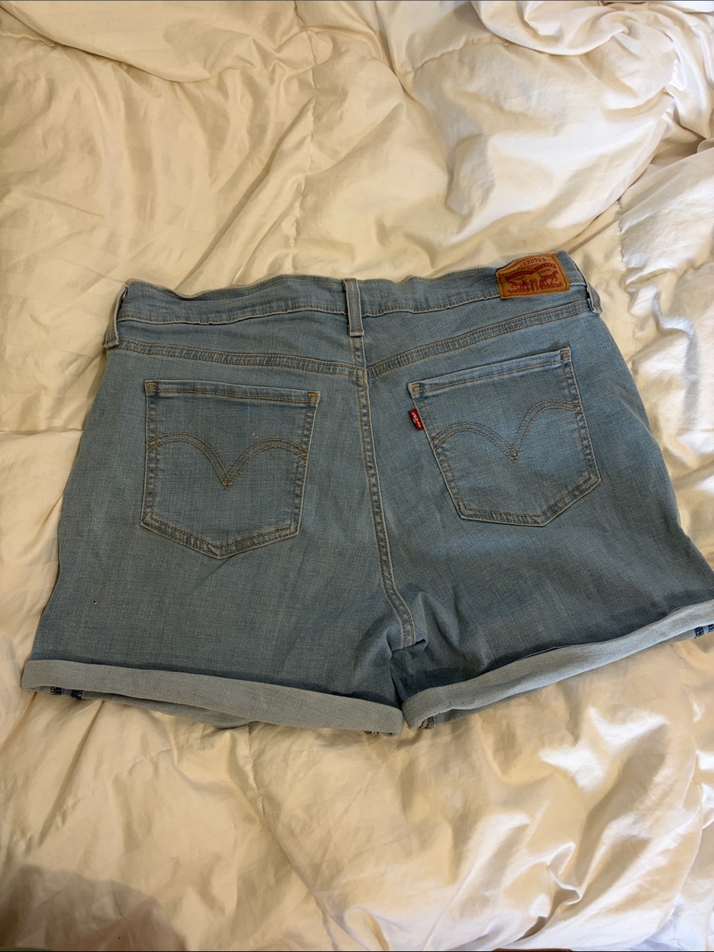 Levi’s Light Blue Denim Roll-Cuff Women’s Shorts - Picture 2 of 4